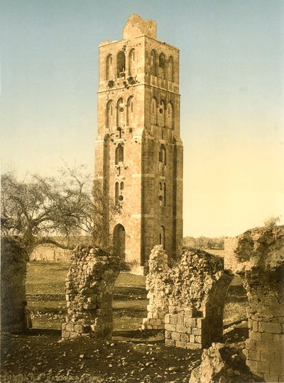 De toren van de moskee van Ramleh met ruïnes op de voorgrond, ca. 1880-1900 door Swiss Photographer